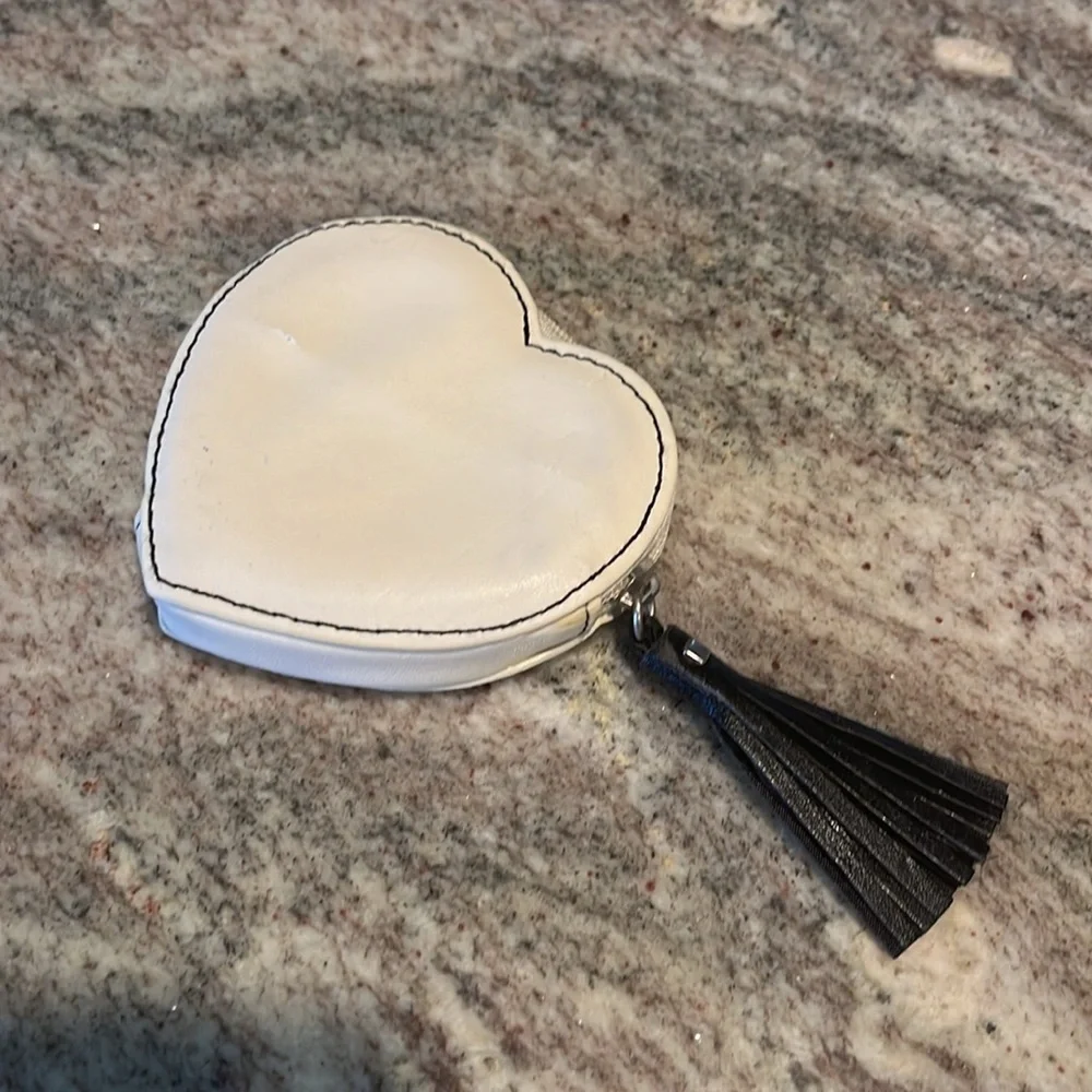 VAN CLEEF & ARPELS very rare “First” mini heart coin purse. - Picture 3 of 8